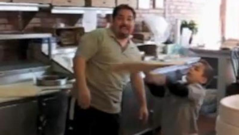 VIDEO! Un baietel invarte cu maiestrie coca de pizza