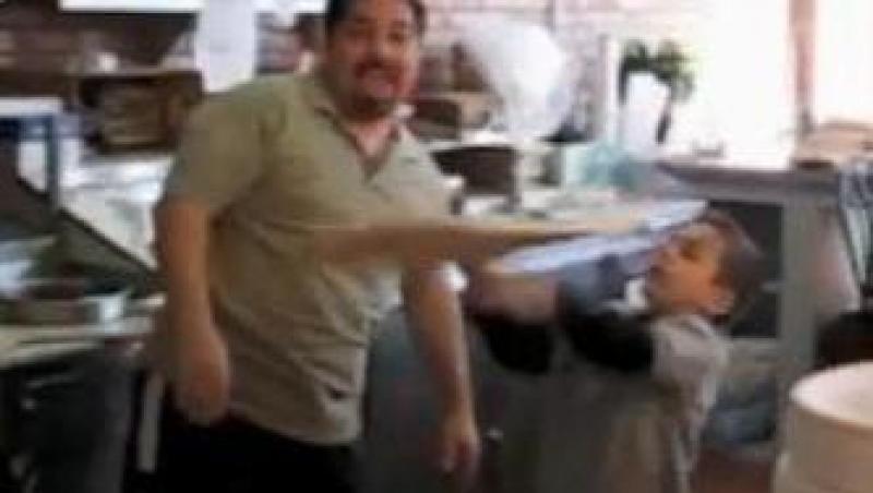VIDEO! Un baietel invarte cu maiestrie coca de pizza