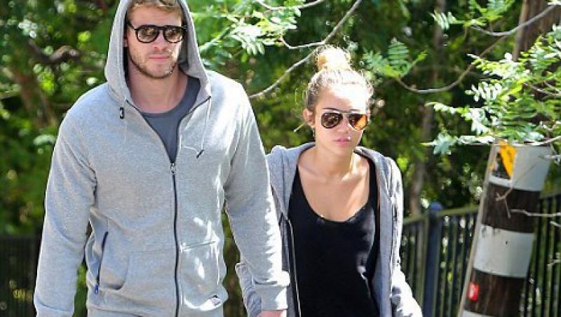 Asa DA! Miley Cyrus si Liam Hemsworth isi plimba impreuna cainele