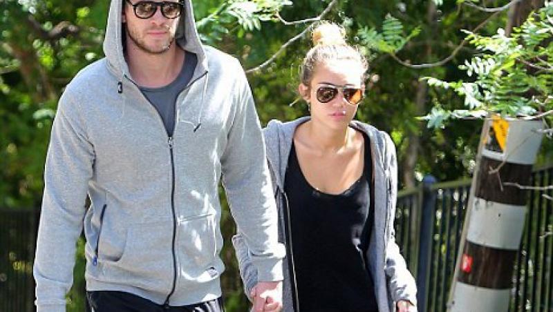 Asa DA! Miley Cyrus si Liam Hemsworth isi plimba impreuna cainele