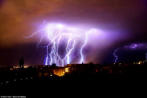 FOTO Impresionant! Uite cum lovesc mai multe fulgere in acelasi loc!