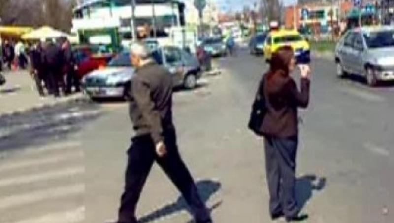 VIDEO! Cum isi fac treaba politistii din sectorul 4: Pietonii trec neregulamentar strada pe langa ei