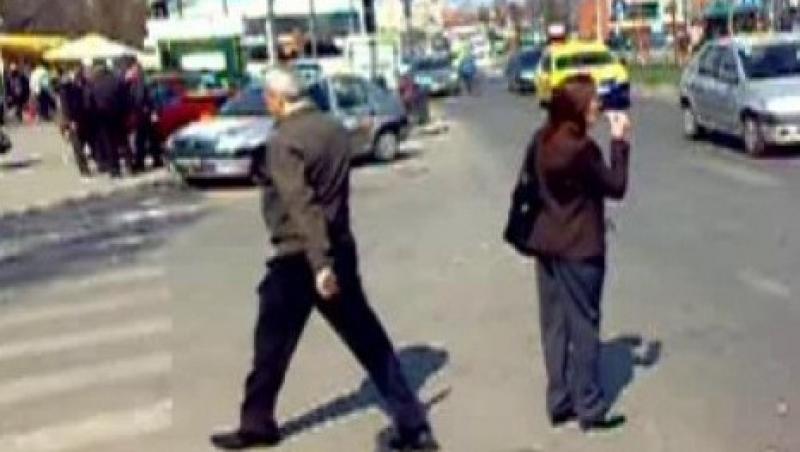 VIDEO! Cum isi fac treaba politistii din sectorul 4: Pietonii trec neregulamentar strada pe langa ei