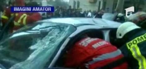 VIDEO! Un tanar teribilist din Bistrita a distrus cu bolidul sau o ambulanta de 100 de mii de euro