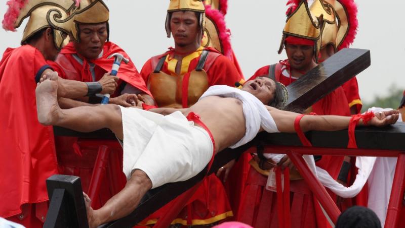 Obicei pascal in Filipine: 17 oameni, crucificati