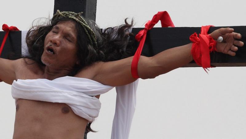 Obicei pascal in Filipine: 17 oameni, crucificati