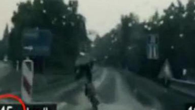 VIDEO! Un ciclist, urmarit de politie pentru ca a depasit 100 de km/h