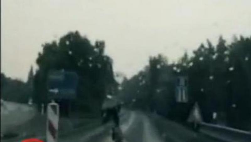 VIDEO! Un ciclist, urmarit de politie pentru ca a depasit 100 de km/h
