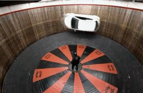 VIDEO! Vezi cum urca o Mazda 2 pe perete!