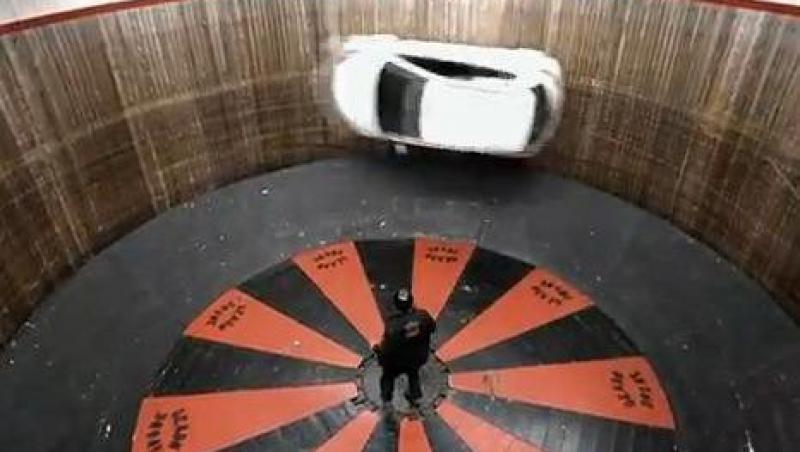 VIDEO! Vezi cum urca o Mazda 2 pe perete!