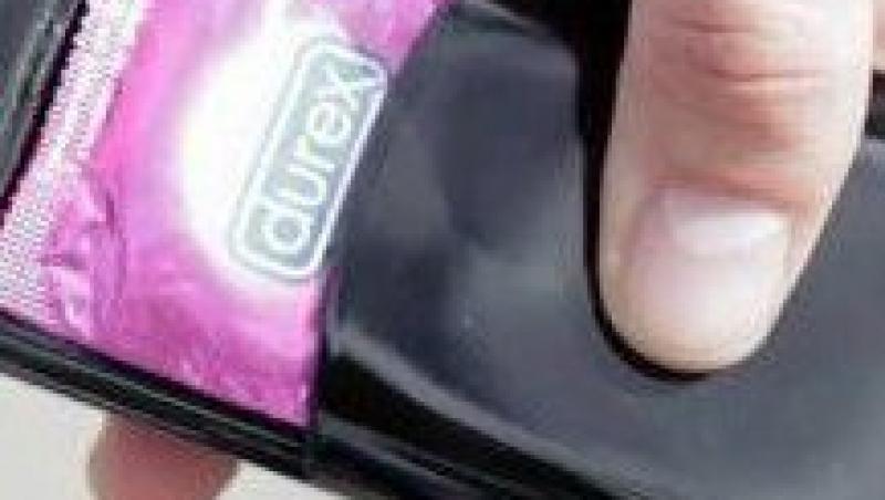 FOTO! Carcasa pentru iPhone cu compartiment pentru prezervative