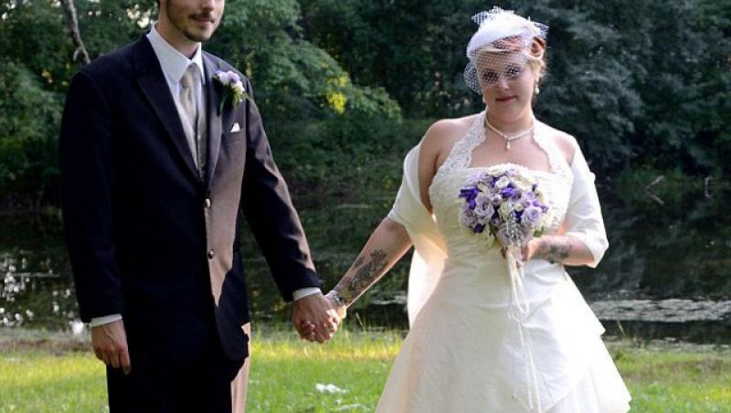 Ea americanca, el britanic: S-au cunoscut pe internet si s-au casatorit