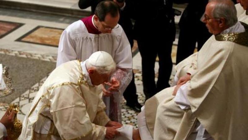 VIDEO! Papa Benedict al XVI-lea a spalat pe picioare 12 preoti