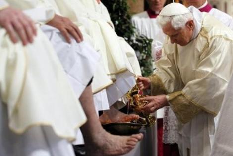 VIDEO! Papa Benedict al XVI-lea a spalat pe picioare 12 preoti