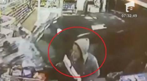 VIDEO! SUA: O tanara a scapat ca prin minune, dupa ce o masina a intrat prin zidul unui supermarket
