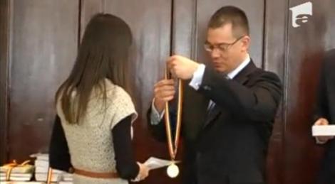 VIDEO! Premierul a scapat medalia pe care trebuia sa i-o ofere unei eleve