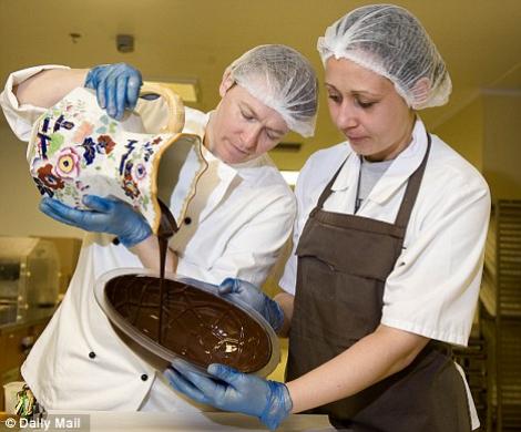 FOTO! Vezi ce ou de ciocolata serveste regina Angliei la masa de Paste!