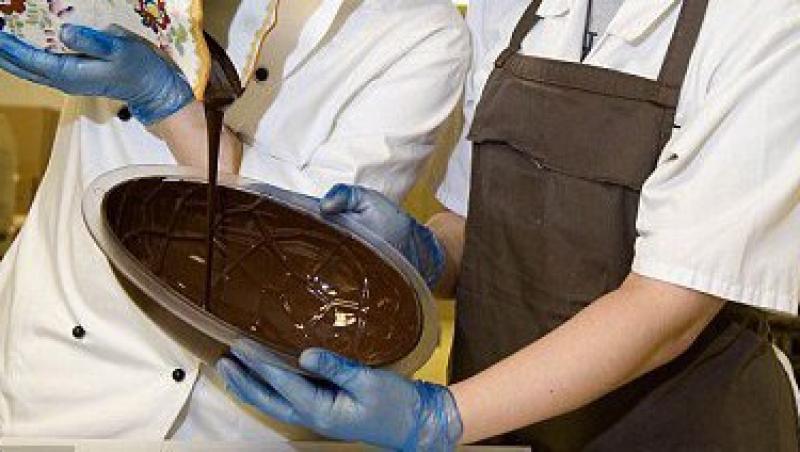 FOTO! Vezi ce ou de ciocolata serveste regina Angliei la masa de Paste!