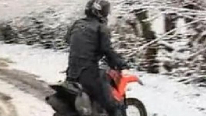VIDEO! Printul Harry s-a plimbat cu motorul si a baut palinca de prune