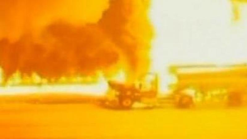 VIDEO! Incendiu devastator pe o autostrada din SUA. O cisterna cu 34 de mii de litri de benzina a luat foc