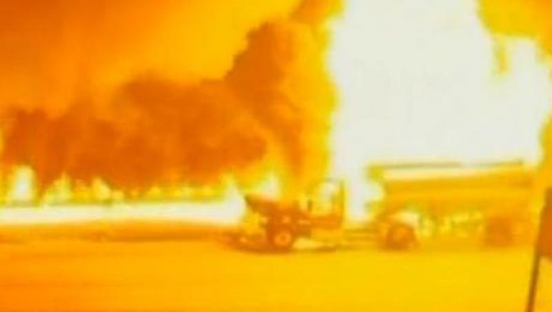 VIDEO! Incendiu devastator pe o autostrada din SUA. O cisterna cu 34 de mii de litri de benzina a luat foc