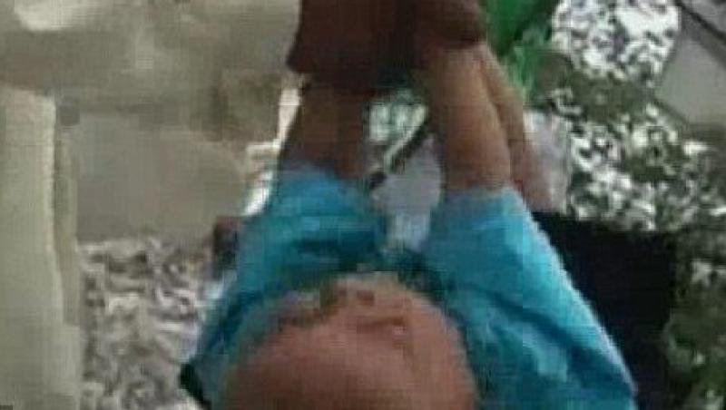 India: bebelusii sunt aruncati de la balcon pentru a avea noroc