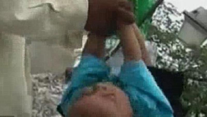 India: bebelusii sunt aruncati de la balcon pentru a avea noroc