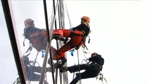 VIDEO! Vedetele au facut alpinism si cascadorii la Acces Direct!