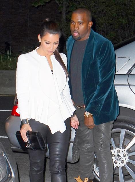 FOTO! Kanye West, in chiloti langa Kim Kardashian