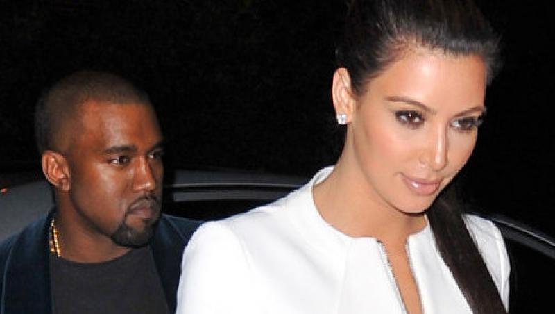FOTO! Kanye West, in chiloti langa Kim Kardashian
