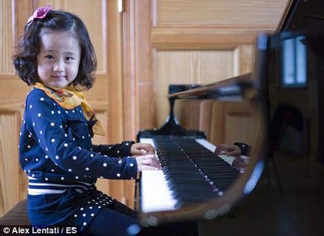 O fetita din China este o pianista desavarsita la numai patru ani