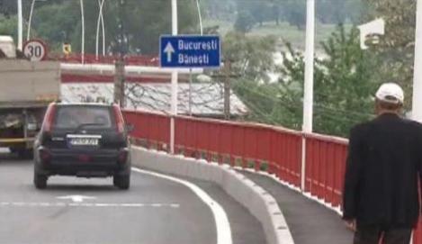 VIDEO! Pasajul rutier peste DN1 de la Campina are crapaturi la mai putin de o luna de la inaugurare