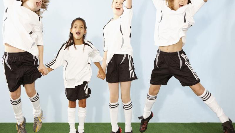 Fetele care joaca fotbal sunt mai expuse riscului de accidentare