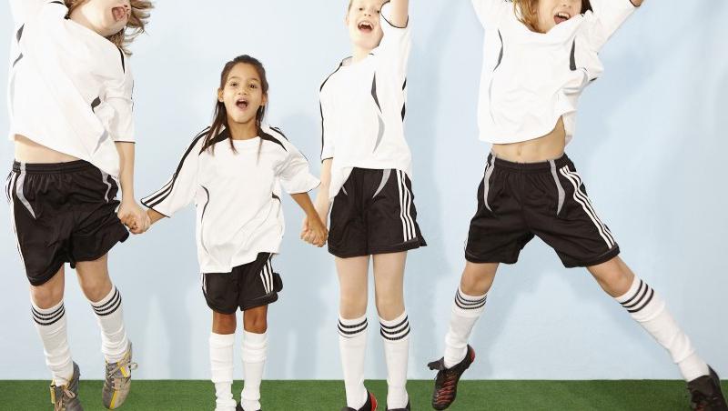 Fetele care joaca fotbal sunt mai expuse riscului de accidentare