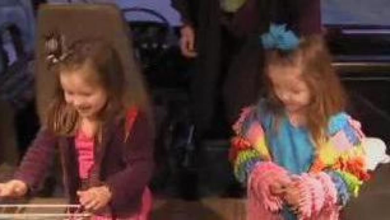 Doua surori gemene de patru ani sunt manechine ai au propriul bodyguard