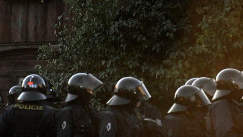 VIDEO! Italienii au atacat cu oua un oficiu de colectare a impozitelor din Napoli
