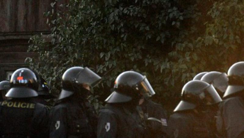 VIDEO! Italienii au atacat cu oua un oficiu de colectare a impozitelor din Napoli