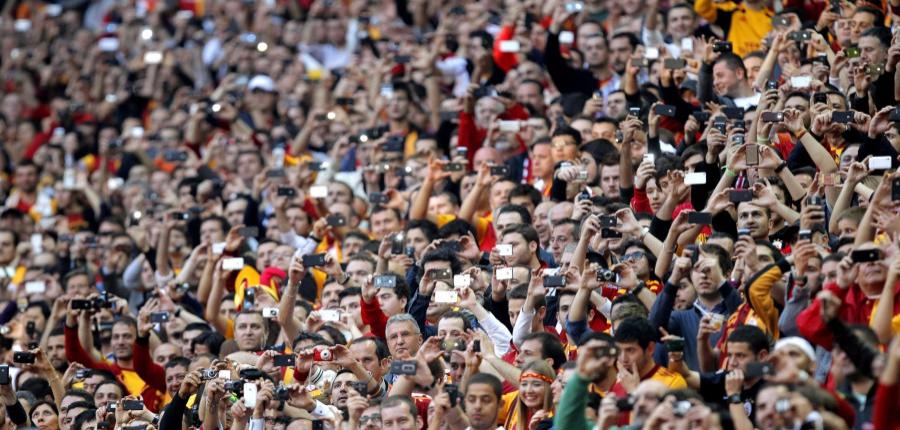VIDEO! Galatasaray, noua campioana a Turciei. Violente intre fani la finalul meciului cu Fener