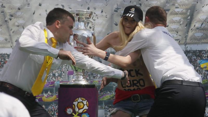 VIDEO! O blonda din grupul FEMEN a “atacat” trofeul Euro 2012