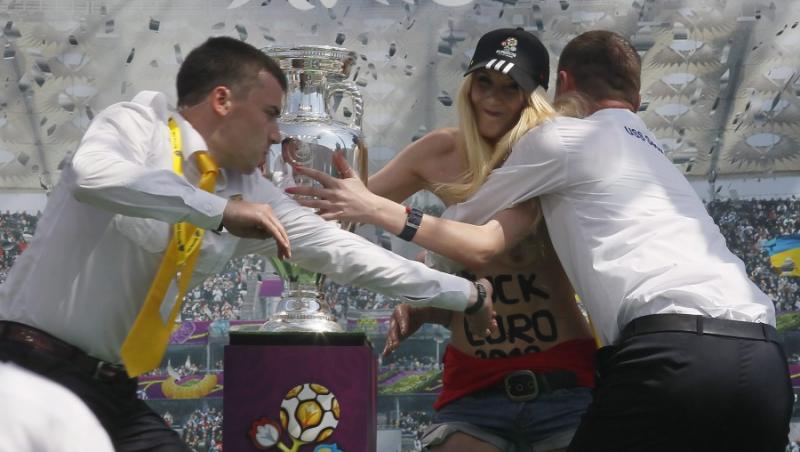VIDEO! O blonda din grupul FEMEN a “atacat” trofeul Euro 2012