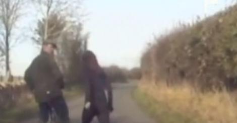 VIDEO! O britanica a lovit cu pumnii un biciclist, pentru ca a blocat traficul