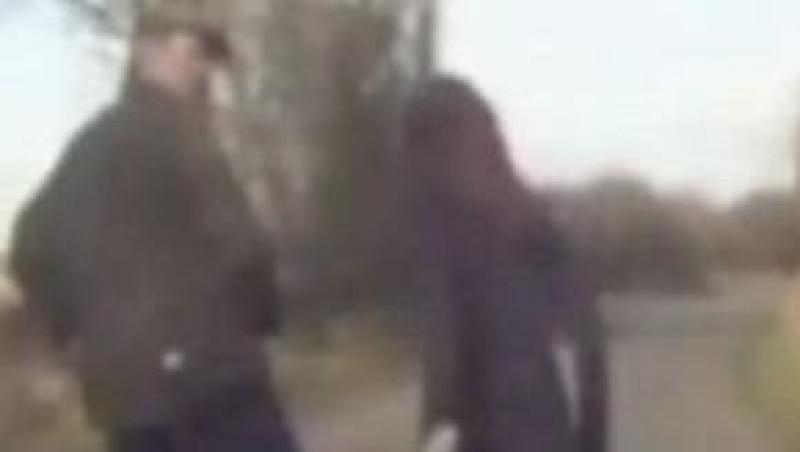 VIDEO! O britanica a lovit cu pumnii un biciclist, pentru ca a blocat traficul
