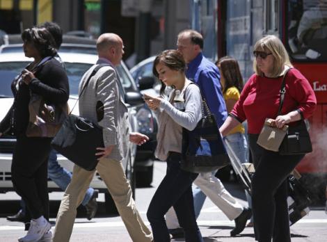Locuitorii unui oras din SUA sunt amendati daca trimit SMS-uri pe strada