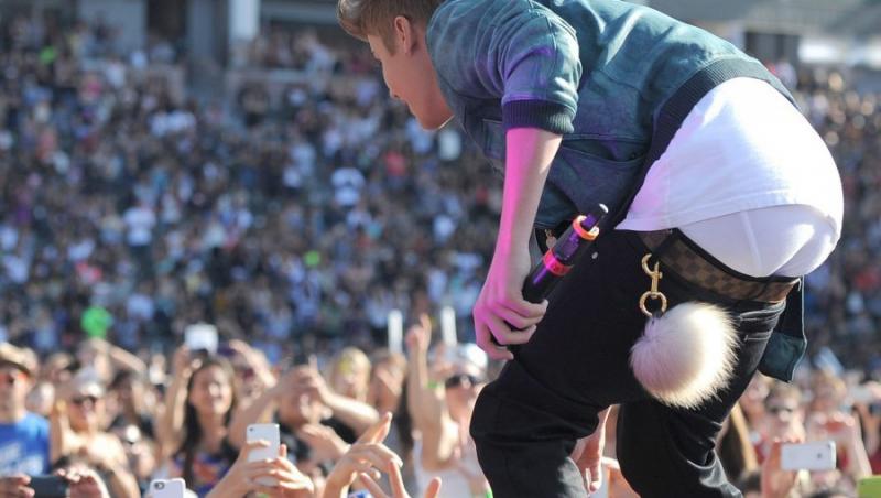 Lui Justin Bieber i-au cazut pantalonii, in timpul unui concert