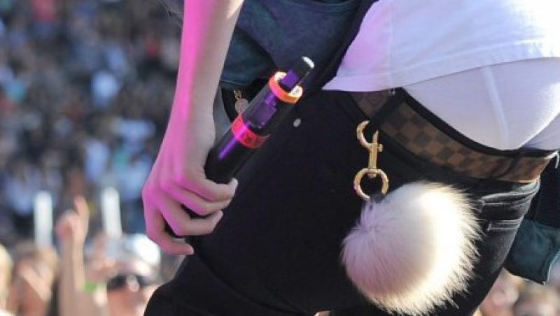 Lui Justin Bieber i-au cazut pantalonii, in timpul unui concert