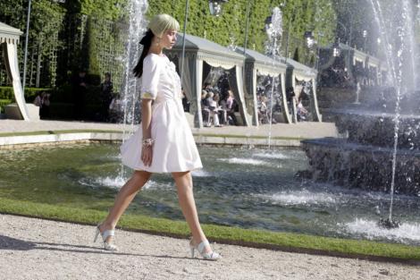 VIDEO! Cea mai recenta colectie Chanel, prezentata pe aleile Palatului Versailles