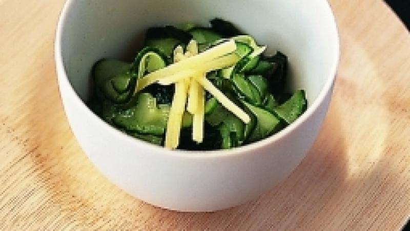 Reteta asiatica: Salata de alge wakame cu castraveti