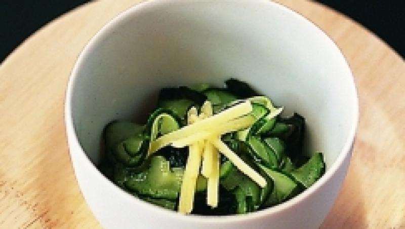 Reteta asiatica: Salata de alge wakame cu castraveti