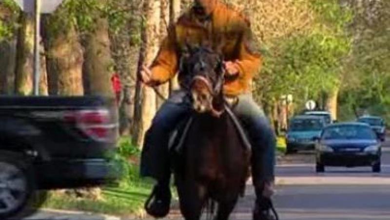 VIDEO! Pentru a salva mediul, un american se deplaseaza prin oras cu un cal