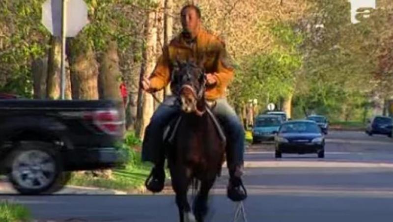 VIDEO! Pentru a salva mediul, un american se deplaseaza prin oras cu un cal